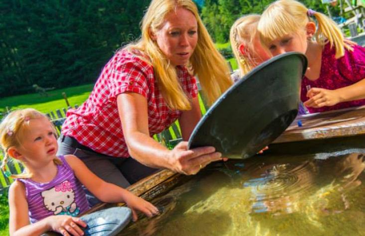 Beim Goldwaschen