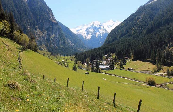 Gleich zu Beginn eröffnen sich schöne Blicke ins Kötschachtal