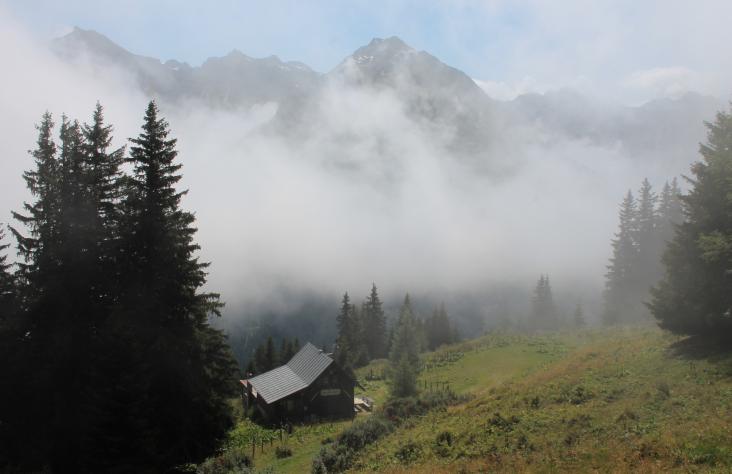 Der Morgennebel lichtet sich über der Salesenhütte.