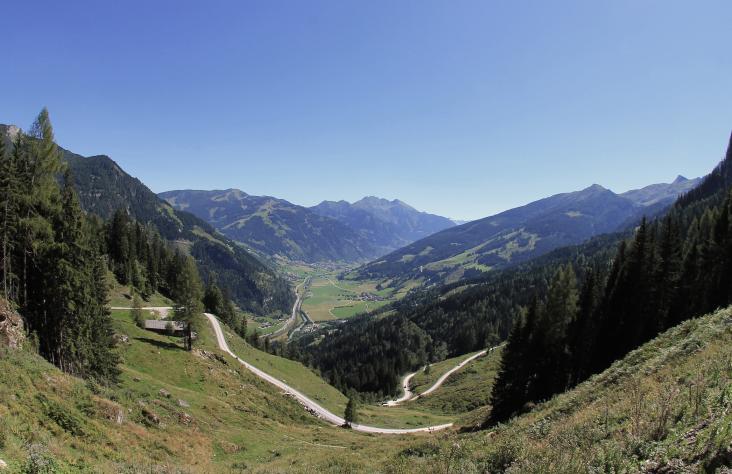 Nach den ersten Höhenmetern werden wir mit diesem Ausblick auf das Gasteinertal belohnt.