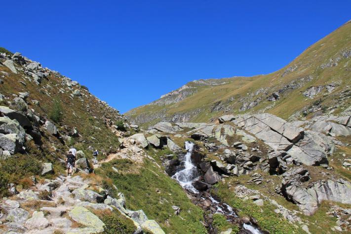 Durch felsiges Gebiet zum oberen See.