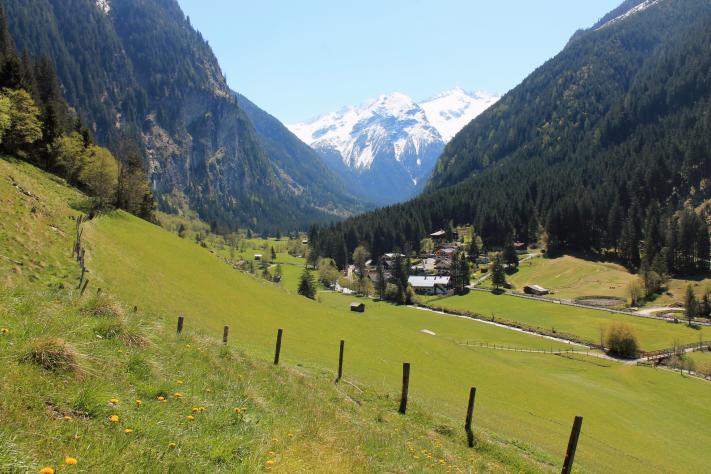 Gleich zu Beginn eröffnen sich schöne Blicke ins Kötschachtal