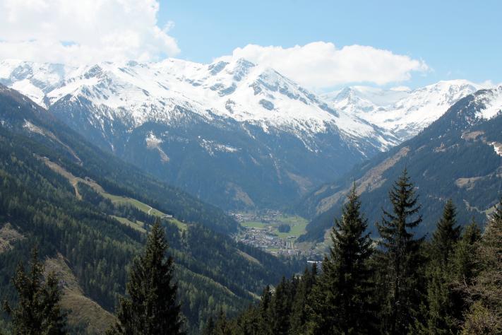 Kaum aus dem Wald heraus, erblicken wir Bad Gastein