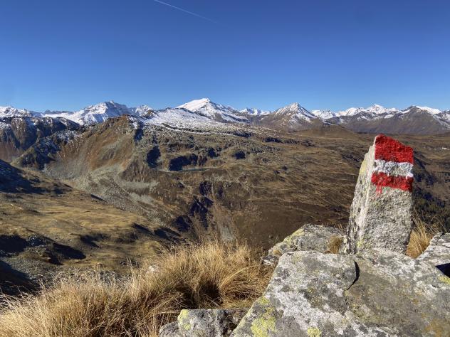 Westlich gegenüber der Silberpfennig und der Erzwiessee