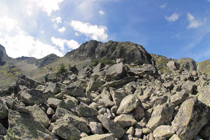 Der wilde Weg führt uns über unzählige Felsen