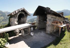 Auf der Alm wird das Brot noch selbst gebacken!