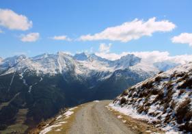 Auf den ersten Metern ist der Graukogel im Blick