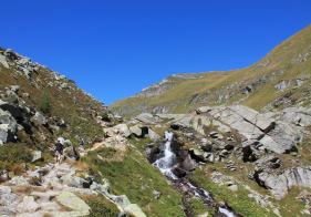 Durch felsiges Gebiet zum oberen See.