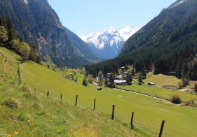 Gleich zu Beginn eröffnen sich schöne Blicke ins Kötschachtal