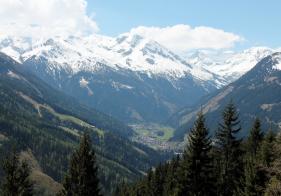 Kaum aus dem Wald heraus, erblicken wir Bad Gastein