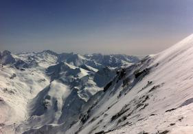 Blick Richtung Süden ins Weißenbachtal. Links am Bildrand der Ankogel.