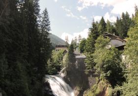 Wir radeln am oberen Teil vom berühmten Bad Gasteiner Wasserfall vorbei