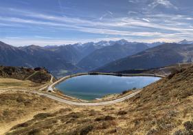 Das Panorama über den Schlossalmsee hinweg