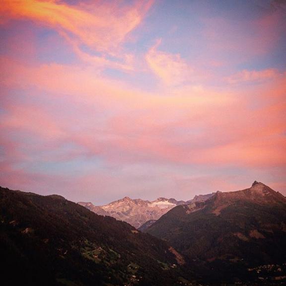 Last night‘s sunset view from my balcony at @dasgoldberg over Kötschachtal 🌄 Have a nice and chilled evening, cheers! 🍺 ⠀⠀⠀⠀⠀⠀⠀⠀⠀ ⠀⠀
⠀⠀⠀⠀⠀⠀⠀⠀⠀ ⠀⠀⠀⠀⠀⠀⠀⠀⠀ ⠀⠀⠀⠀⠀⠀⠀⠀⠀ ⠀⠀
#mountains #austria #visitaustria #badgastein #gastein #badhofgastein #gasteinertal #visitgastein #gasteinvalley #ig_austria #sunset #mountainsunset #visitaustria #salzburgerland  #loves_austria #austriavision  #IamATraveler #travelgram #instatravel #instago #wesharethealps #wanderlust #fromtheworld #passionpassport #bergwelten  #almorama @visitgastein @visitaustria @salzburgerland #mountainfellas #bealpine #feelthealps #bergwelten #dasgoldberg #dasgoldberghotel