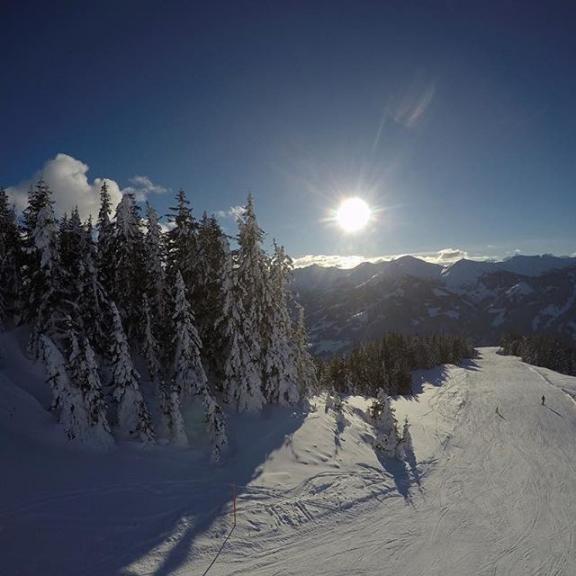 Shredding all day long, no people at all.. Love it! .
.
#dorfgastein #austria #alps #ride #rideeveryday #getoutside #wdupezmiastem #trening #motywacja #snowboarding #shredding #burton #burtonstepon #burtonsnowboards #oakleysnowboarding #getout #mountains #mountainslovers #nature #naturelovers #fulseck