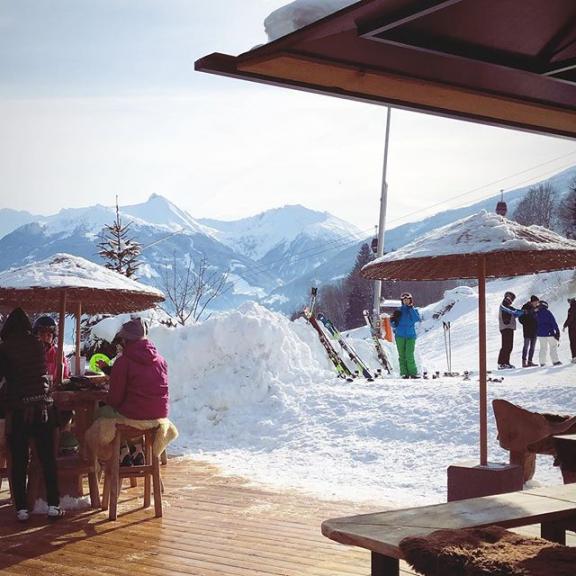 Heute bei uns in der #feuerbarbadhofgastein 🎶🎵mit @javierrodaro #dasgoldberg #bestmoments in der Goldberg #feuerbar #seeyouthere start 13.30 #music #chill #terrace #apreski #visitgastein #schlossalm #soundandsnowgastein #weloveit