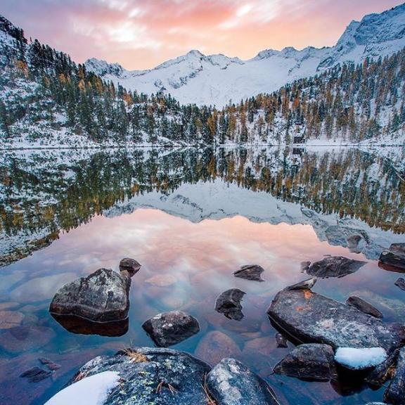 Let's brighten up this grey Monday morning! The fresh snow makes the fall colours pop, don't you think? 🍂❄️ Photo by @oliversteinerphoto	#salzburgerland #visitgastein #fall #winter #reedsee #visitaustria #feelaustria #austria #discoverearth #nature #naturelovers #optoutdoors #earthpix #beautifuldestinations #passionpassport #visualsofearth #exploremore #exploretocreate #roamtheplanet #neverstopexploring #thegreatoutdoors #photooftheday