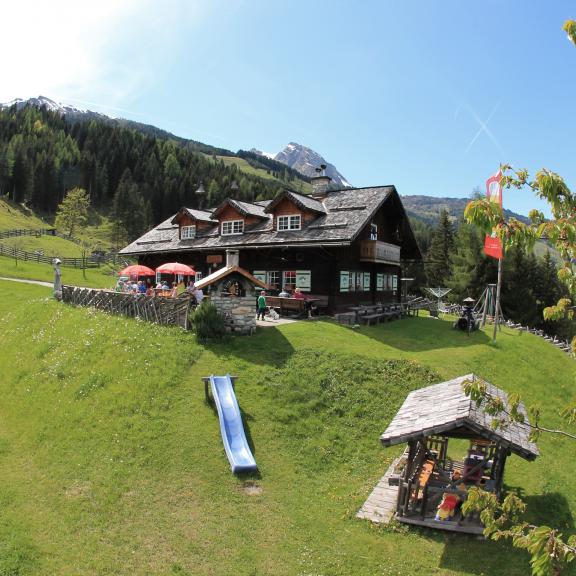 Die Strohlehenalm im Frühsommer