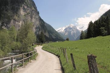 Im sogenannten Malerwinkel erhebt sich vor uns die Himmelwand und der Böcksteinkogel.