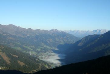 Das Tal ist noch überzogen vom Frühnebel.